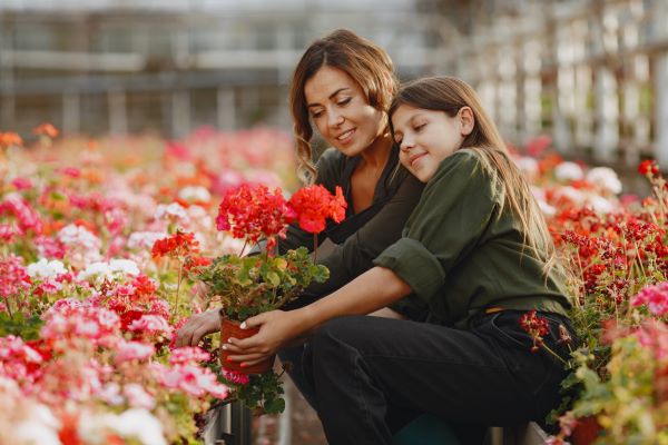 20+ Best Gardening Gifts For Mom, That She'll Love